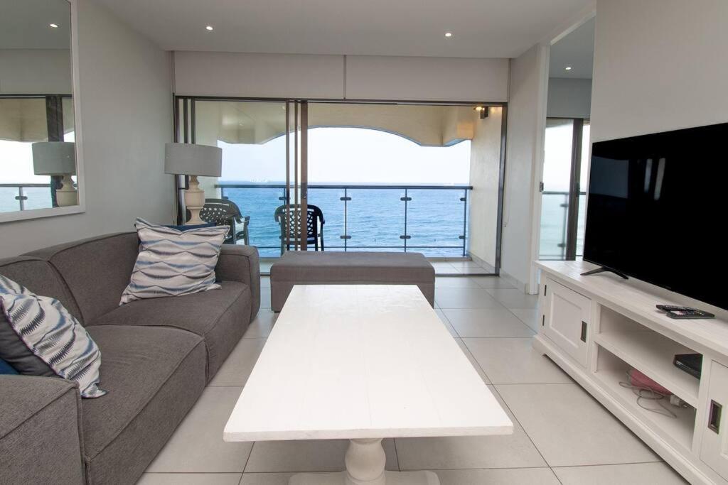 1001 Bermudas modern 3 bedroom beach front sea view apartment