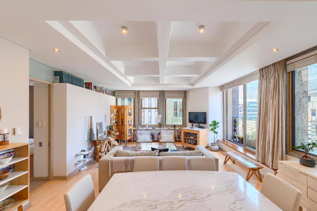 #1003 Cartwright - Stylish & Central