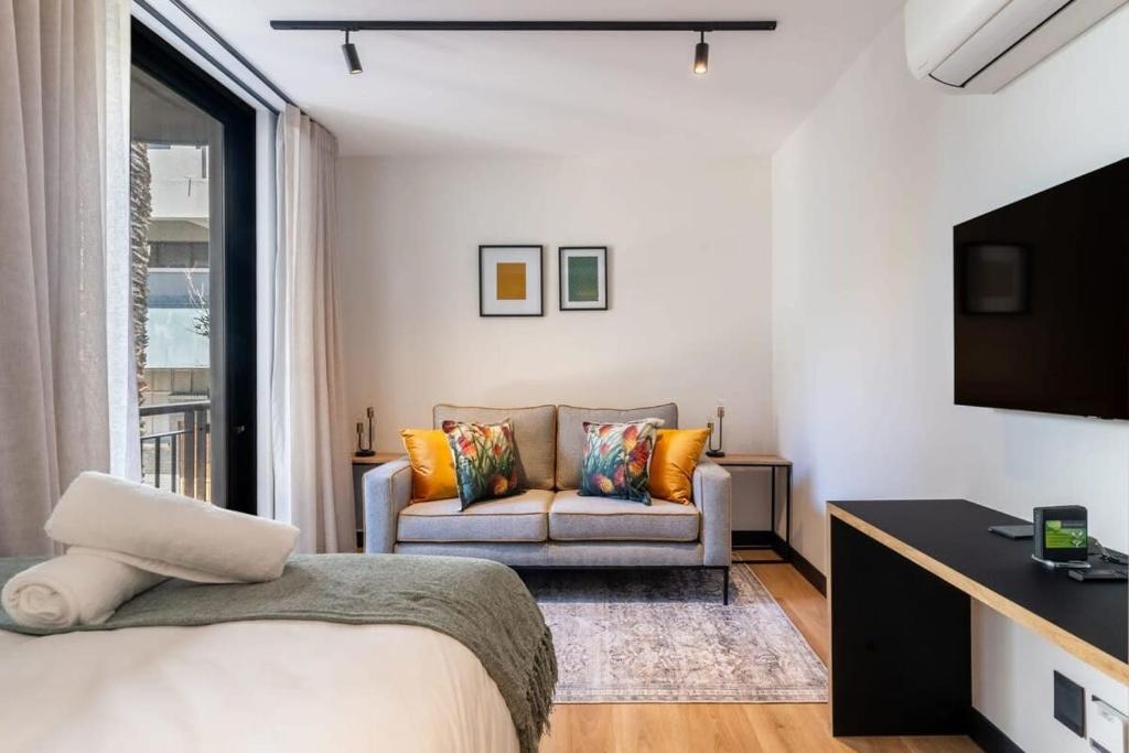 Beautiful Modern Sea Point Studio With Parking