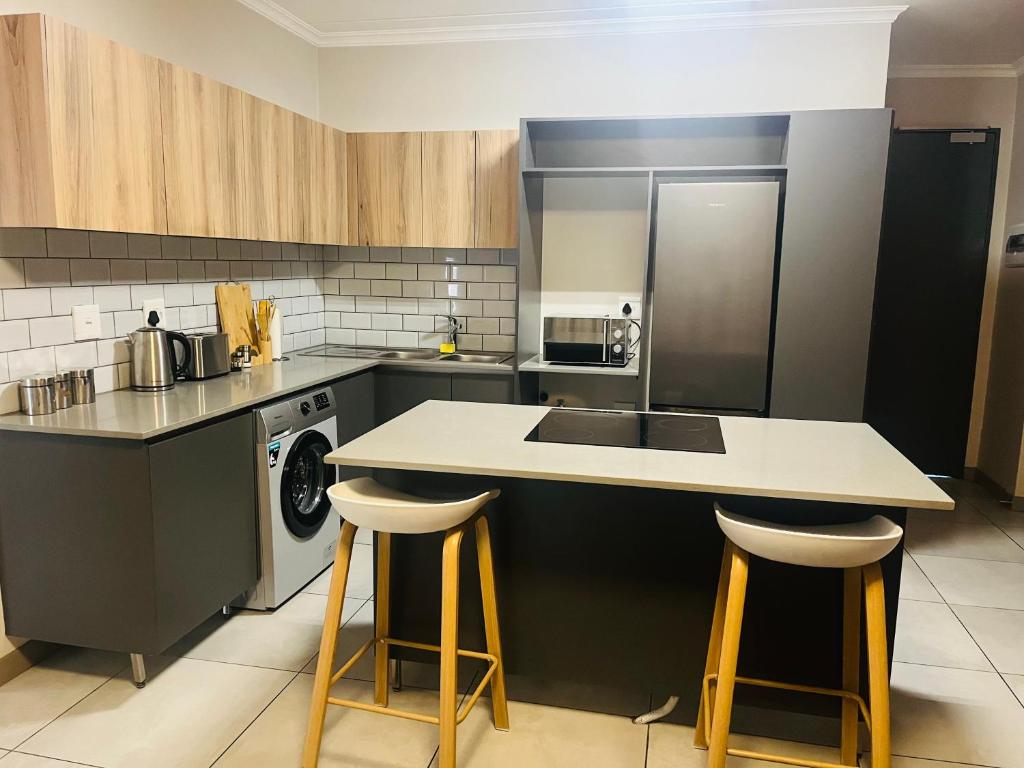 11 Elizabeth Place - Beautiful and spacious self catering 2 bedroom unit next to Kyalami Racetrack with free WiFi swimming pool gym and restaurant Perfect for a small family in Midrand Waterfall