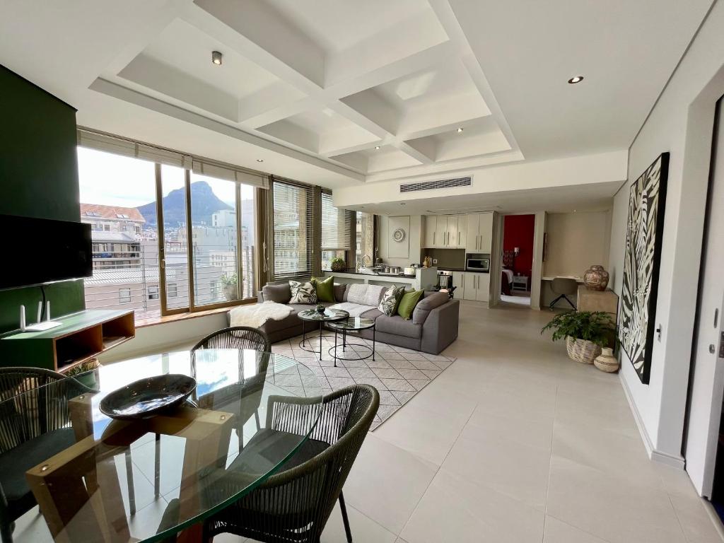 #1103 Cartwright - Oasis on Adderley