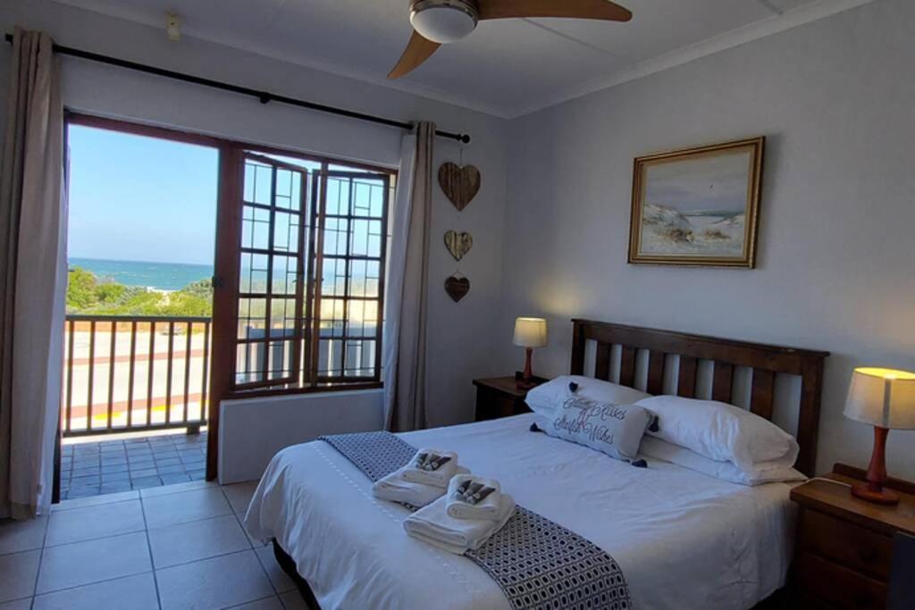 12 Settler Sands Beachfront cottage with sea view