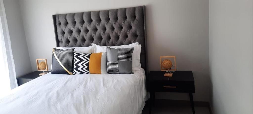 15 Elizabeth Place - Beautiful and spacious self catering 3 bedroom unit next to Kyalami Racetrack with free WiFi - swimming pool gym and restaurant - Perfect for a big family in Midrand Waterfall