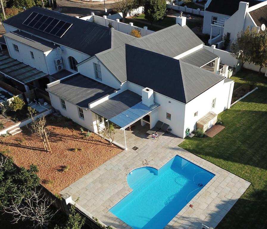 Largest one bed apartment & private pool in the Hoek