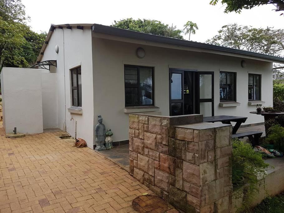2 Bed cottage with sea views and lovely gardens