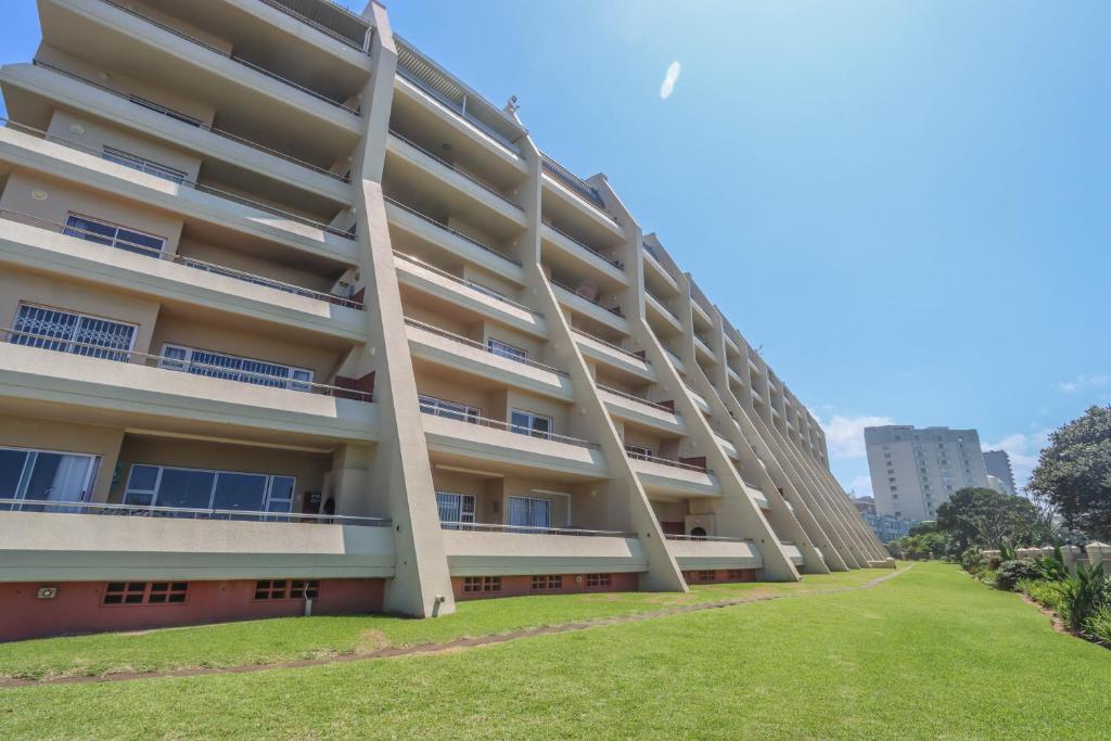 205 Lescalier Cabanas - Modern Beach front apartment