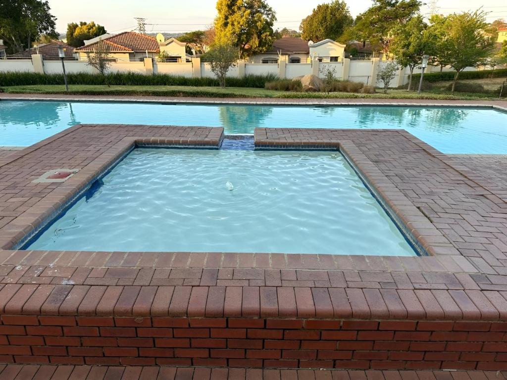 2BR Sandton Comfort, Balcony & Pool
