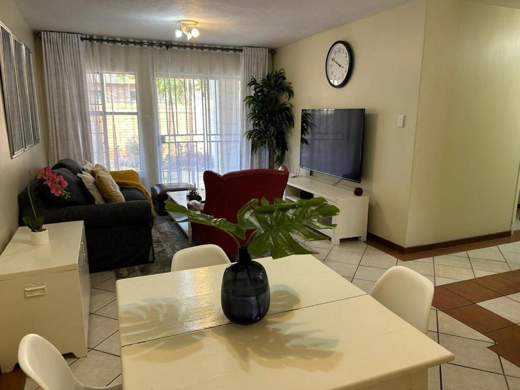 2e - No load shedding 2 bed home to relax into