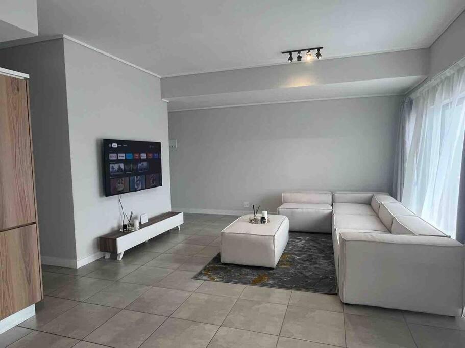 3 Elizabeth Place Luxury Penthouse - Beautiful self catering 2 bedroom unit next to the Lagoon with free WiFi - swimming pool gym and restaurant - Perfect for a small family