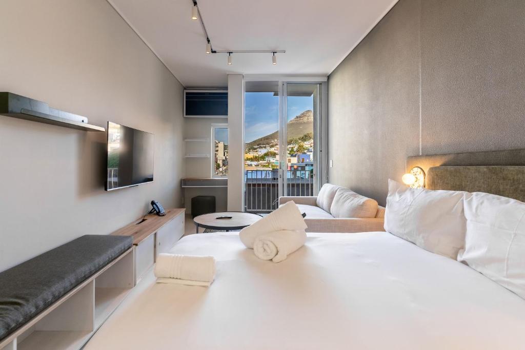 The Rose404: City Aprt with Iconic Mountain Views