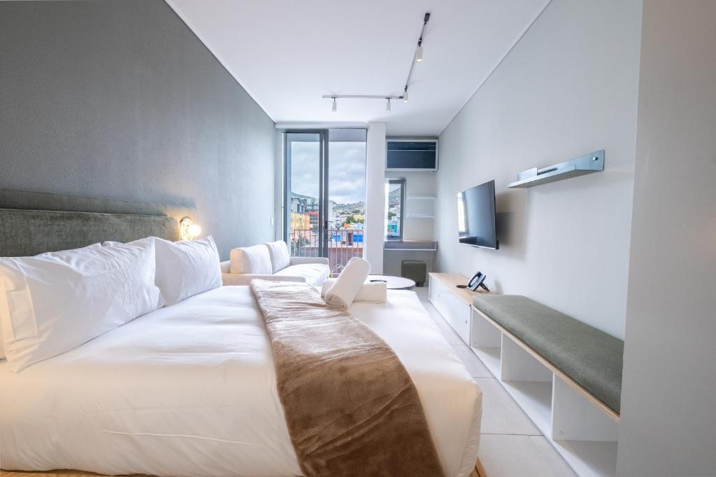 The Rose 405: Modern Studio Aprt with Rooftop Pool