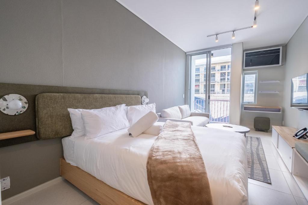 The Rose 407: Modern City Studio with Rooftop Pool