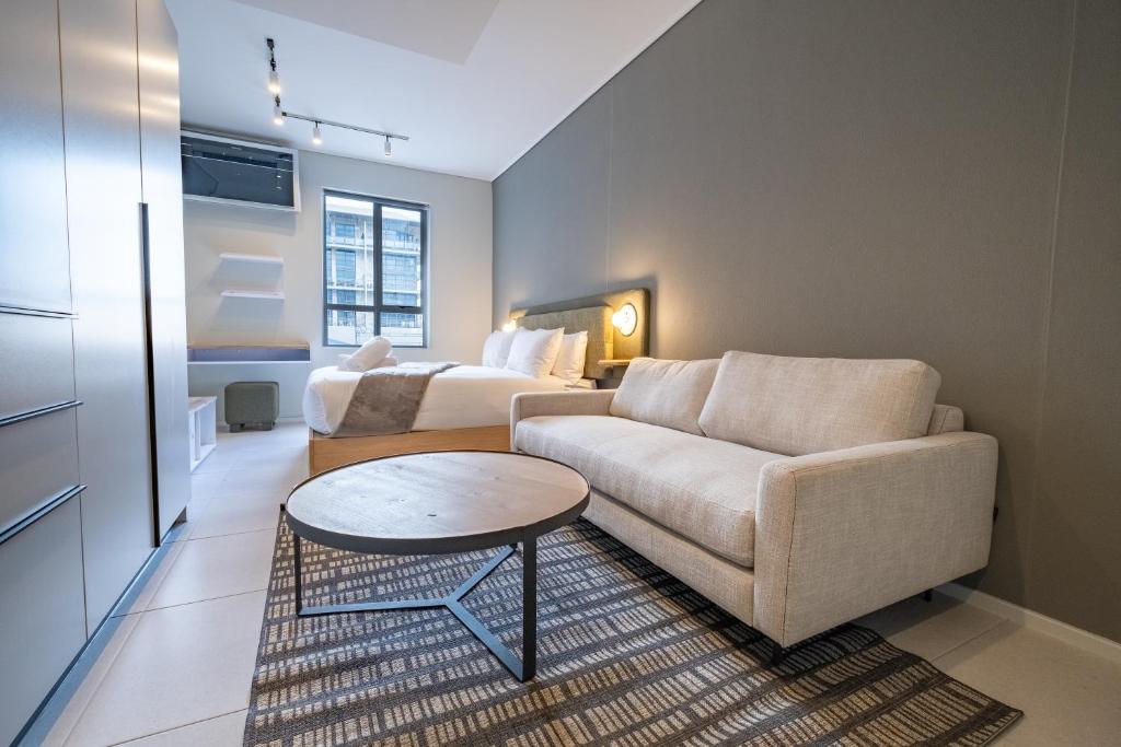The Rose 410: 4th Floor Central City Apartment