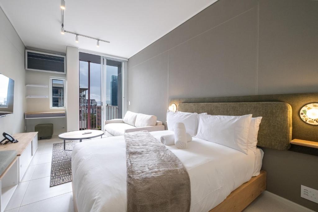 The Rose708: Top Floor Modern City Apartment