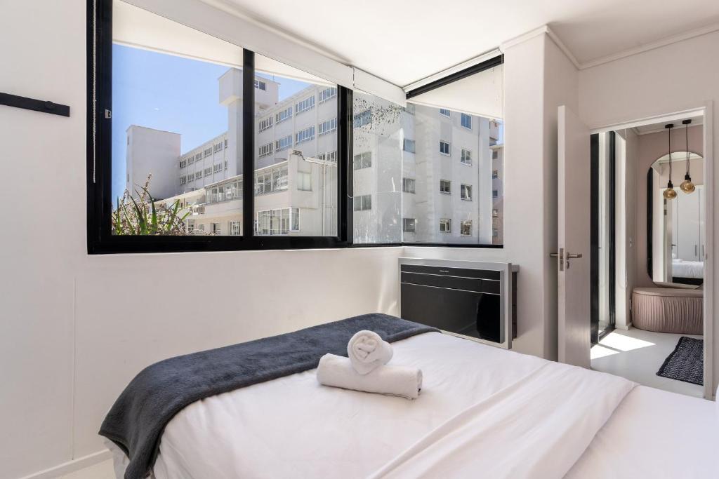 Flamingo 802 - Top Floor Ocean View Facing Sea Point Apartment