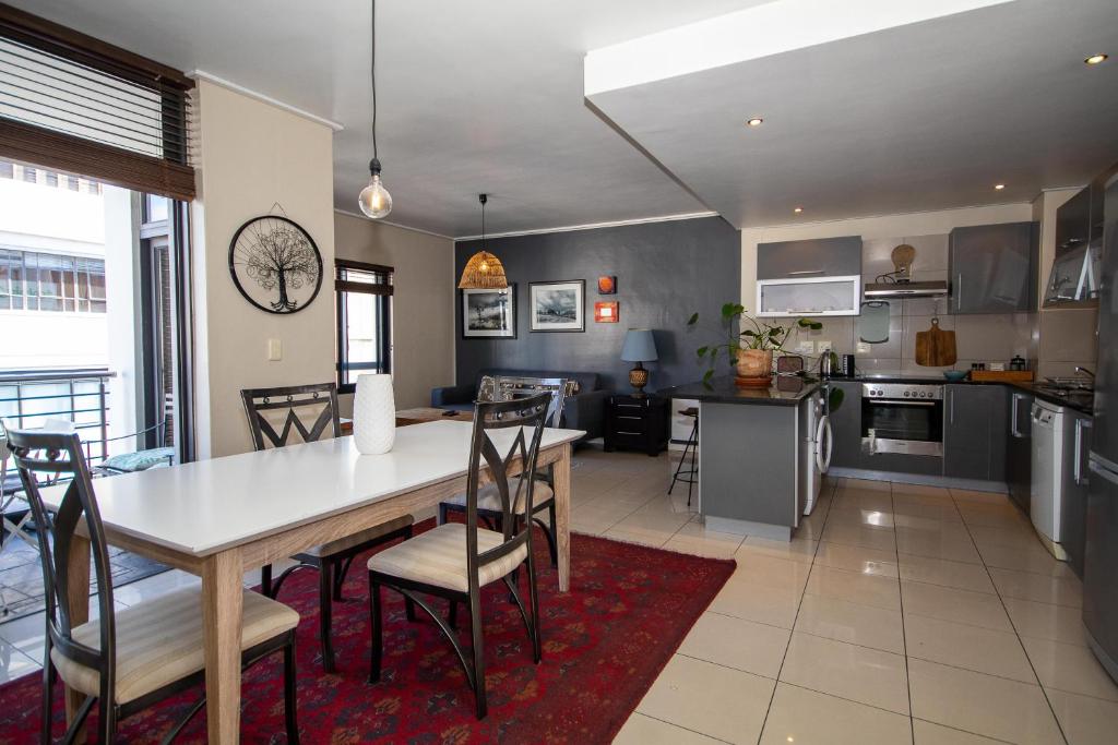 City Bowl stylish home, all in walking distance Flatrock