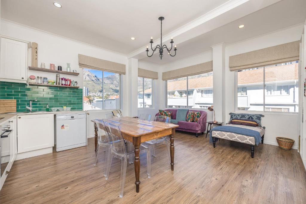 Amazing 2 Bedroom Apartment with mountain views on Kloof street