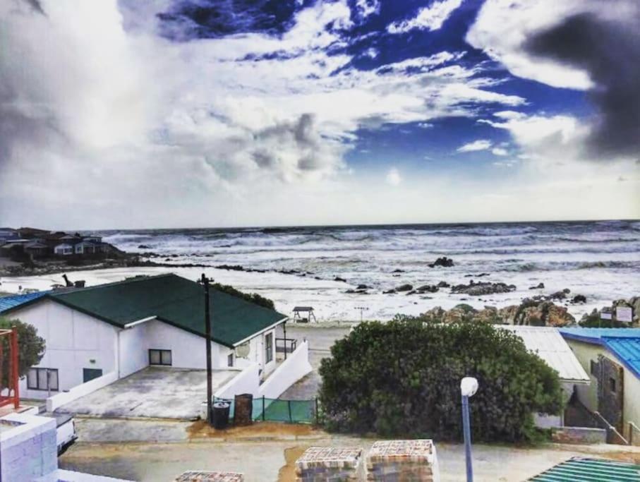 Apt on Beach front, Modern 2BR Solar, 50m to beach