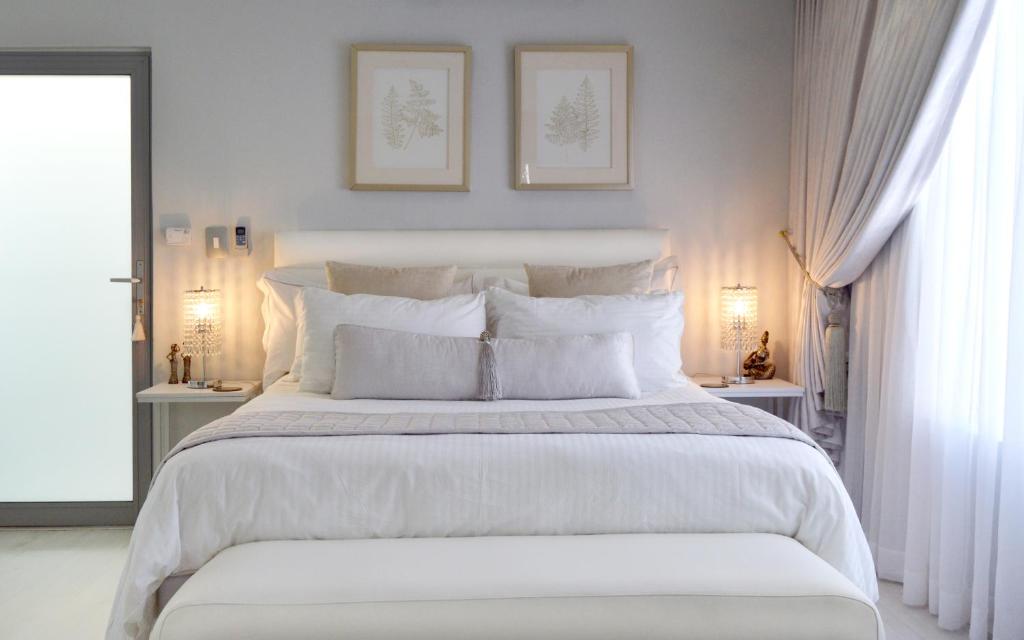 Augusta Palms - White Room