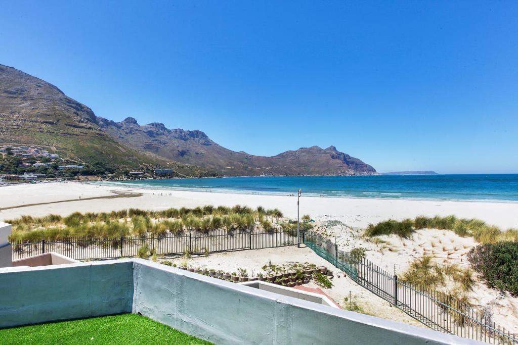 Pingu Beachhouse with Jacuzzi Hout Bay Cape Town