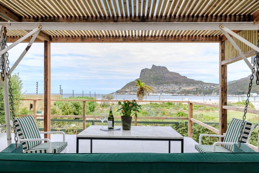 Beachfront 3 Bed with BBQ Area, Wi-Fi and Parking