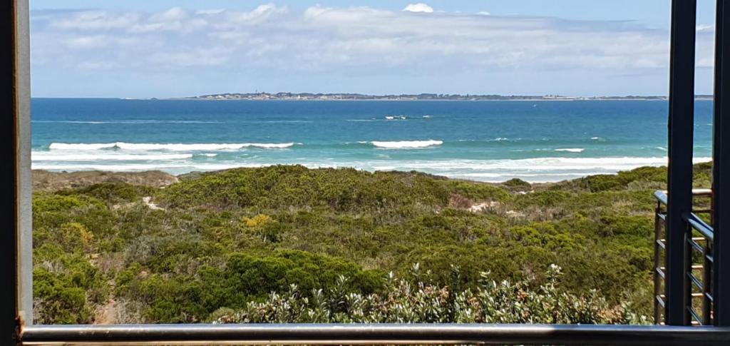 Beachfront 3-bedroom with Robben Island views