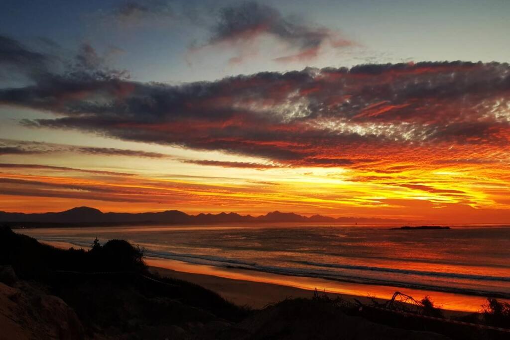 C the Sea 3bedroom house with 2 queen and 2 single beds max 6sleep 2bathroom walk distance to beach in Glentana Outeniqua Strand with free Wi-Fi and sea view
