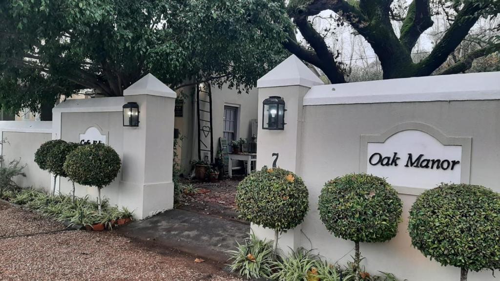 Cafe Felix & Old Oak Manor