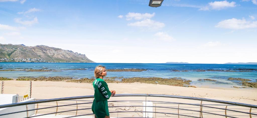 Casa Bonita on the beach in Gordons Bay
