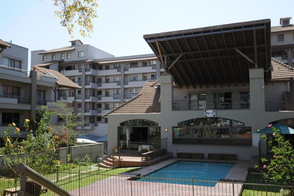 Central & Secure 2-bedroom Sandton Apt.