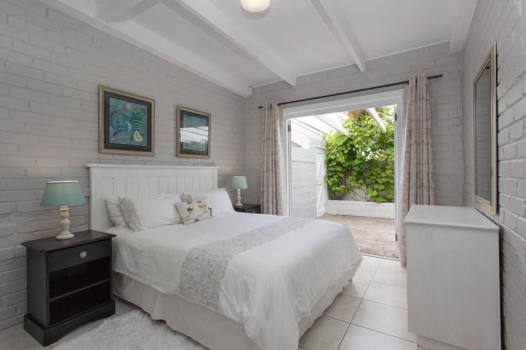 Central Cottage at the Sea 1