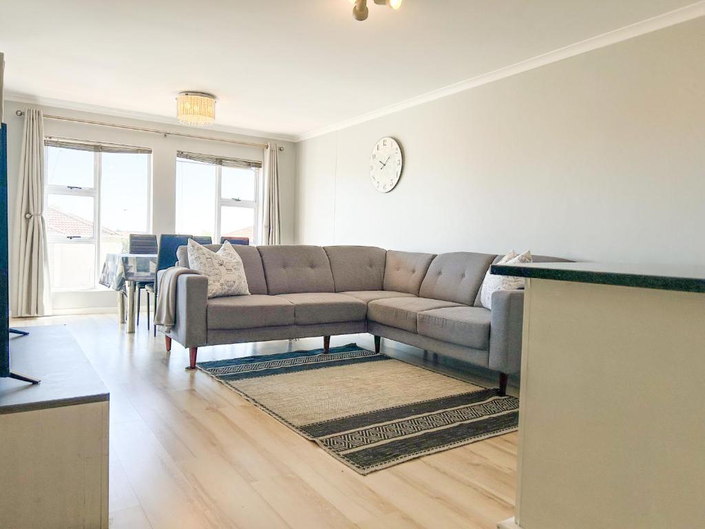 Century Hideaway with Mountain views, Security, FREE Parking