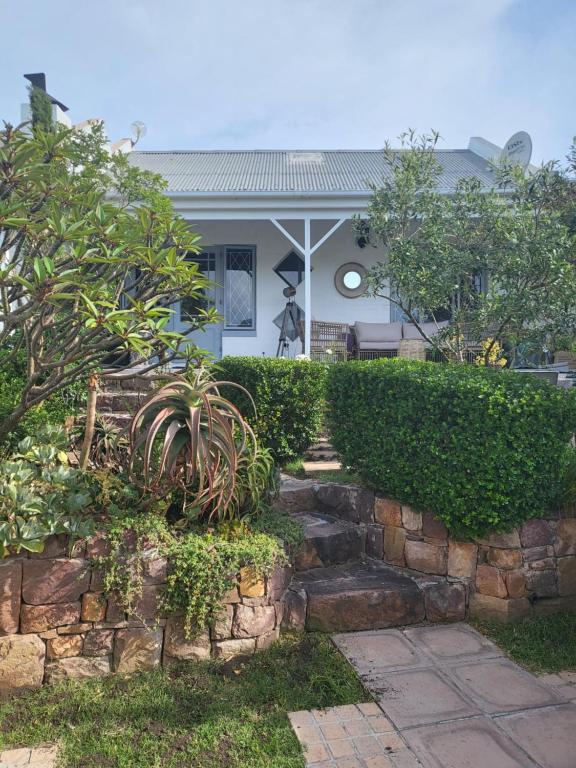Charming 2 Bedroom Cottage in Noordhoek surrounds