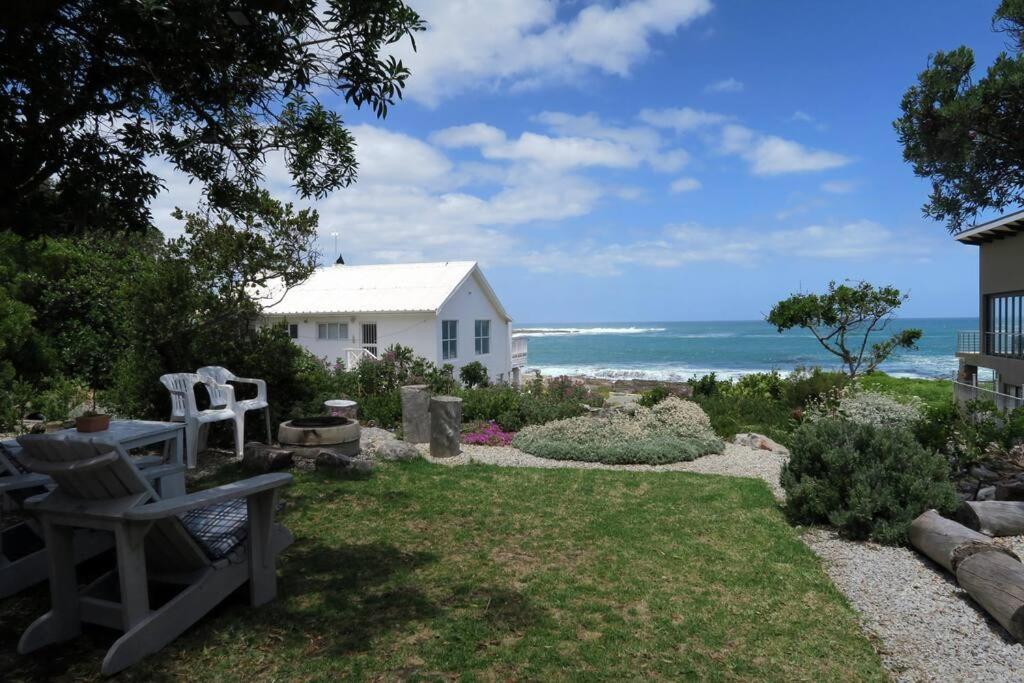 Charming rondavels 100 meters from sea