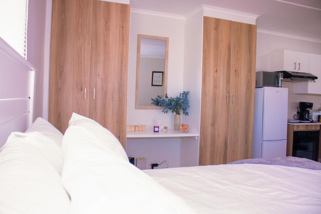 Charms and bows studio apartment -near ORT airport