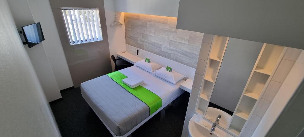 Check Inn Hotel