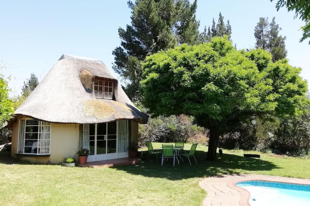 Clarens socialites, Thatch Cottage #1