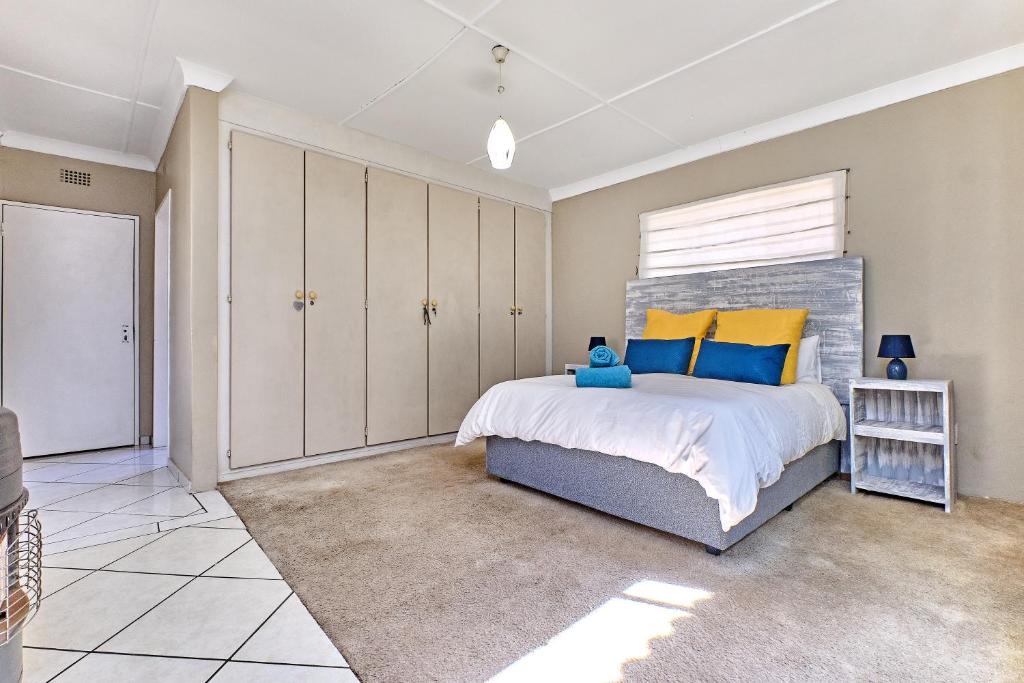 Large 1 bedroom cottage, 15 min from OR Tambo Airport, with backup power and water