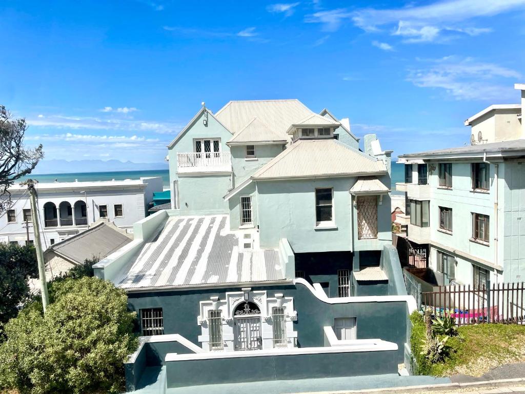Cozy 3BR With Ocean & Mountain Views with Parking