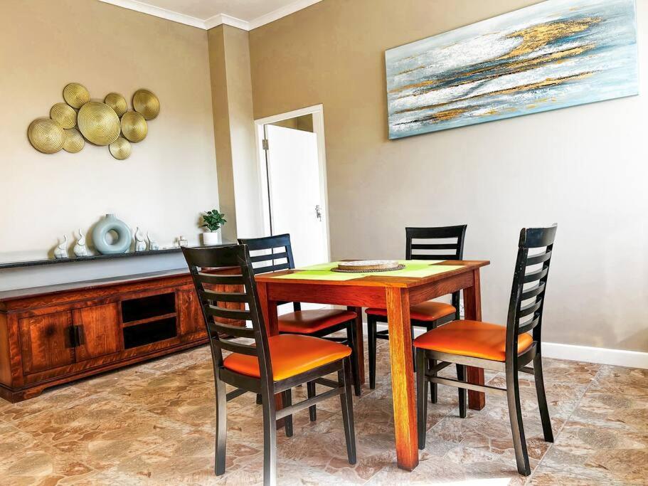 Large 74m2 Aprtm - Cozy Central CPT - 200 Mbps Internet