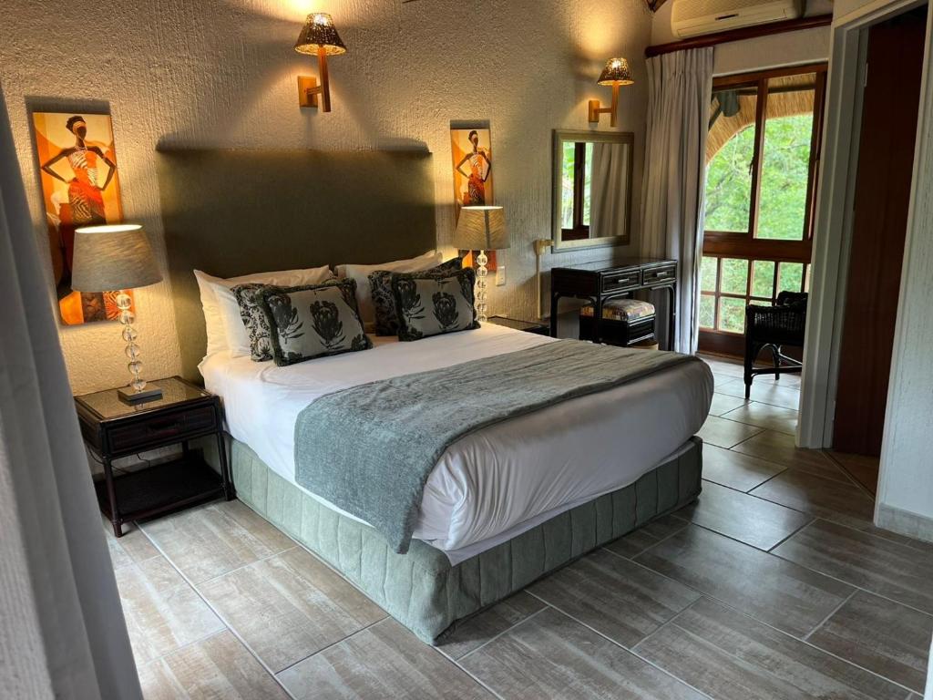 Dreamy 3 bedroom villa on the edge of the Sabie River in Kruger Park Lodge