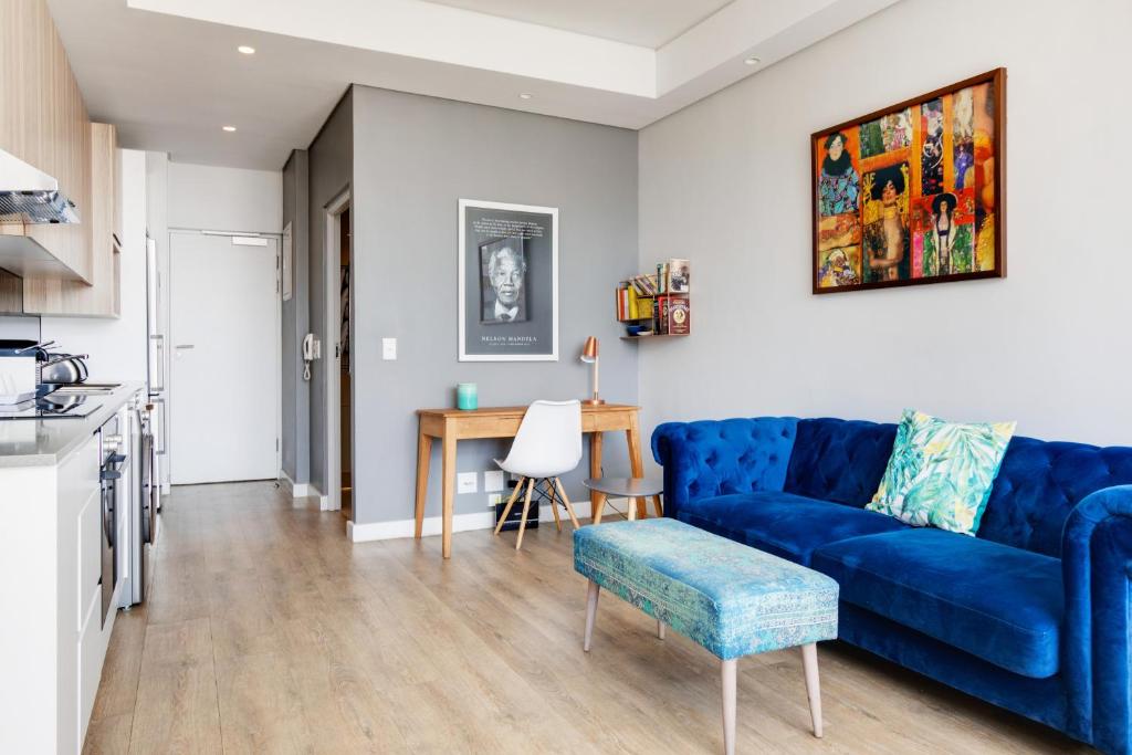 Backup-Power Eclectic Blue City View Apartment