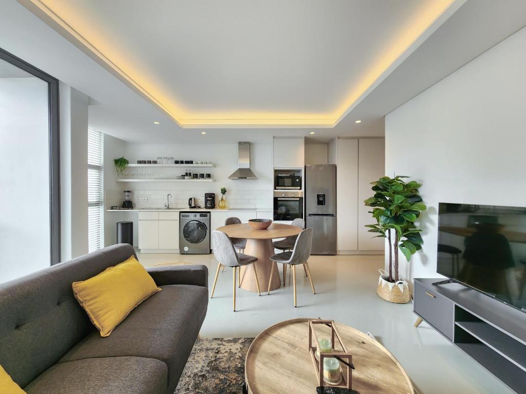 Elegant minimalist apartment in vibrant Woodstock
