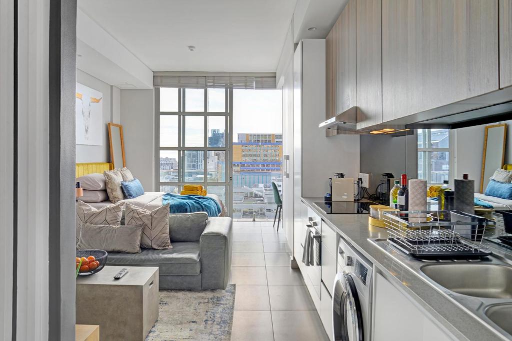Emily - Sunny 1 bed Apartment with stunning City & Ocean Views