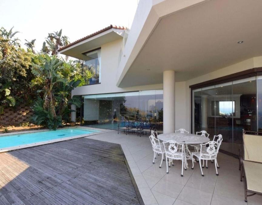 Exceptional 5 bedroom villa with pool