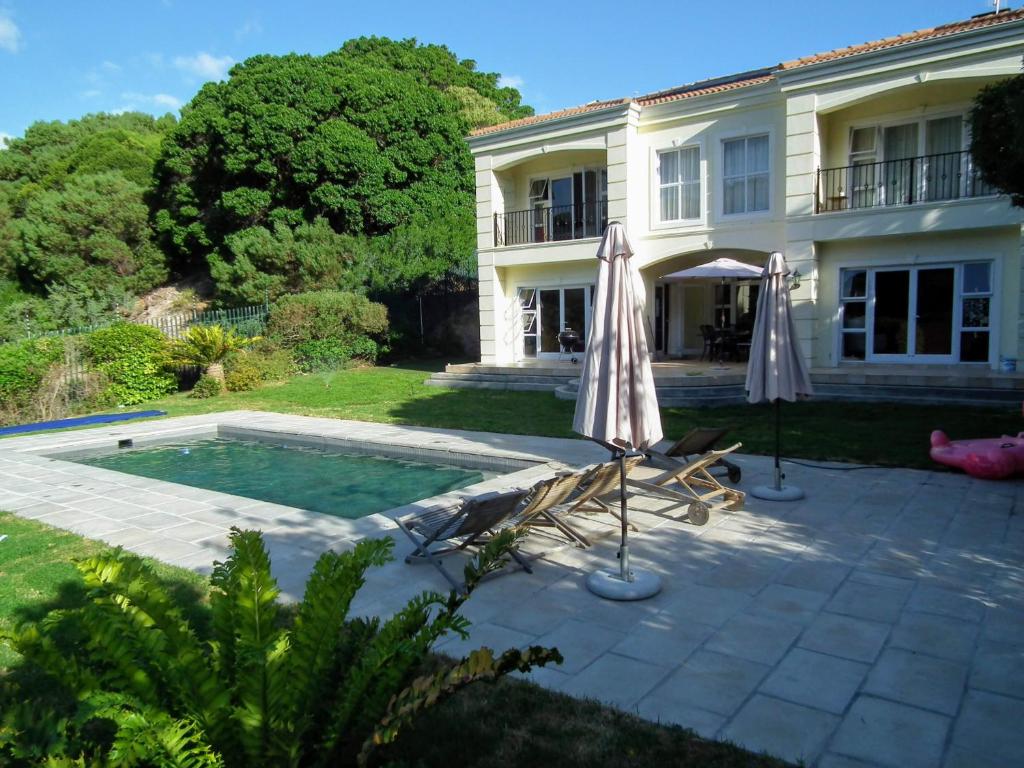 Luxury Family Villa Near Beach with Grill and Workspace