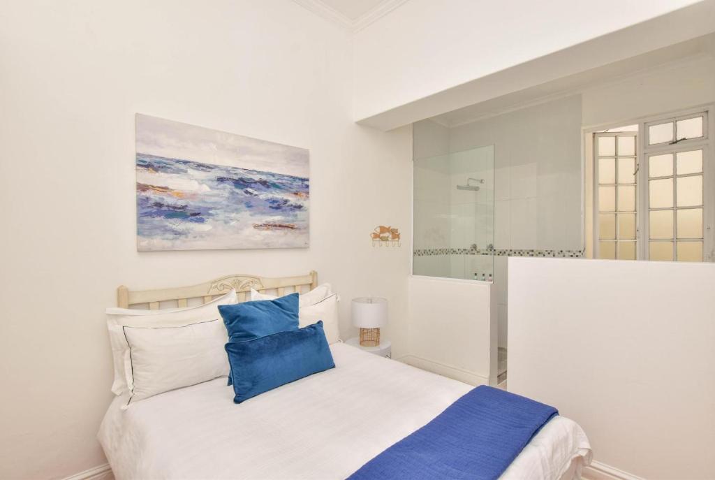 Kalk Bay Stylish 2-Bed Seaside Apartment