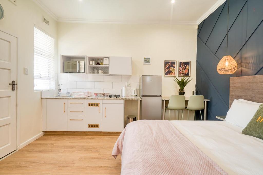 Hampton Collection - 2 Sleeper Studio Apartment with Pool