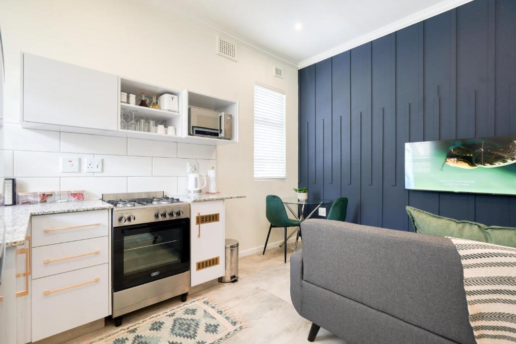 Hampton Collection - Contemporary 3 Sleeper Apartment with Pool