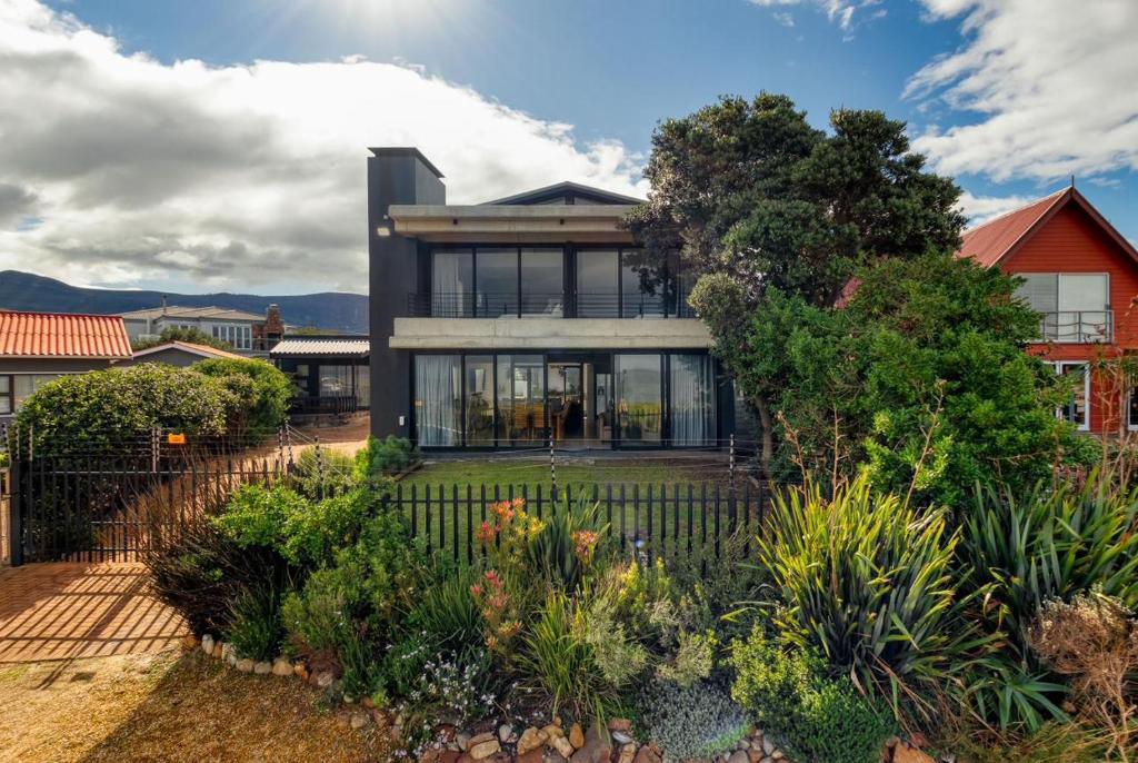 iMOYO INN Ocean View family Villa Hermanus